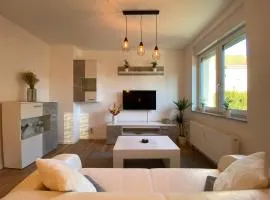 HOCHWERTIGE Ferienwohnung mit 7qm Balkon, Netflix, Kaffeeautomat, RainShower Bad