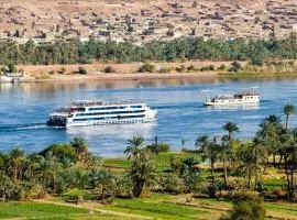 Nile Cruise 3 nights From Aswan to Luxor、Ad Dīwānにあるアスワン国際空港 - ASWの周辺ホテル