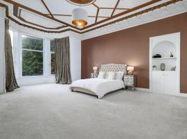 Extravagant 6 Bed Victorian Townhouse with Hot Tub, hotel in Glasgow