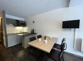 Résidence Bois Des Coqs - Studio avec terrasse · Proche des pistes · Casier à skis MAE-0314, hotel in Champcella