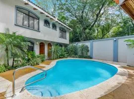 Pool Oasis, Concierge & 5min drive to the Beach