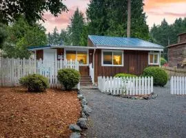 Cottage By The Bay by AvantStay 0.5mi to Beach