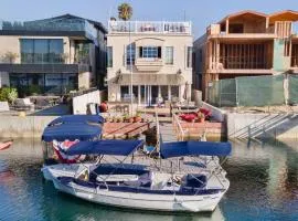 Canalfront Charmer by AvantStay Waterfront w Shared Dock Hot Tub