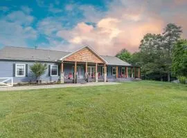 Riverside Ranch by AvantStay Mins to Downtown