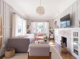 Topaz By AvantStay Adorable Cottage Walking Distance to Beach w Large Patio