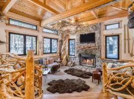 Base Camp by AvantStay Magical Cabin w Sauna Hot Tub Close to Snow Golf