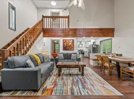 The Tranquil Trails by AvantStay Lake Access Deck Fireplace