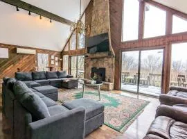 Sky View Chalet by AvantStay Stunning Interior Spacious Deck Hot Tub View