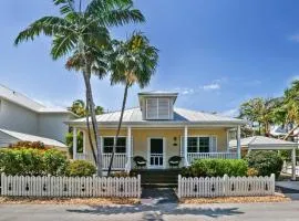 Place to Relax by AvantStay Shared Pool 3 Miles to Smathers Beach Month-Long Stays Only