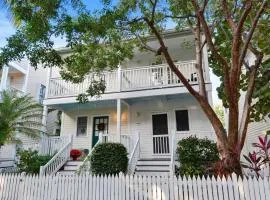 A Little Slice Of Paradise by AvantStay Communal Pool Screened in Porch Great Location Month Long Stays