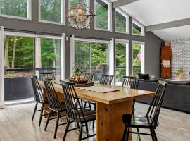 The Evergreen Escape by AvantStay Modern Cabin w Volleyball Court Hot Tub, hotel v destinaci Stroudsburg