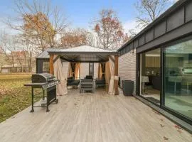 The Barn House by AvantStay Modern Outdoor Living Area Hot Tub