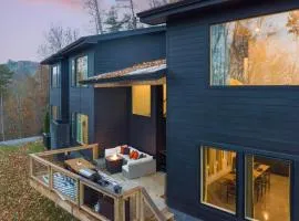 Dark Horse by AvantStay Secluded 5BDR w Hot Tub, Game Room, Deck Forest Views