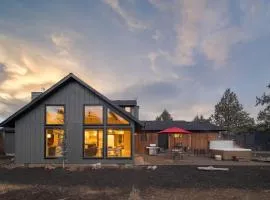 The Gem Estate by AvantStay Modern Farmhouse w Lavender Fields Hot Tub