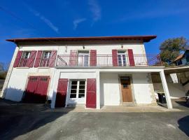 Cambo-les-Bains : T3 rénové, 4 pers, proche thermes, wifi - FR-1-495-145, hotel i Cambo-les-Bains