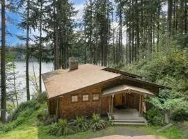 Goss Lake Chalet by AvantStay Lakefront w Dock Fire Pit Outdoor Dining Area