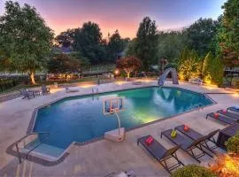Sip Sip Away by AvantStay Pool Hot Tub