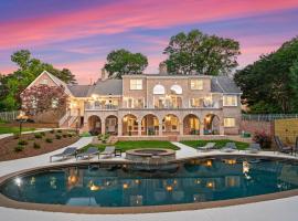 Shoreway Cove by AvantStay Waterfront Pool Dock, hotel in Huntersville