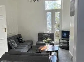 Spacious Grimsby Contractor Friendly Home Sleeps 12 and Free Parking