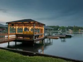 Luckys Lake House by AvantStay Private Lake Bar
