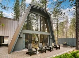 Alder by AvantStay Moody Retreat: Patio Hot Tub in Sunriver