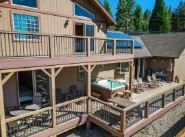 Paw Print Hot Tub Mountain Views Game Room 4mins to Ski Resort