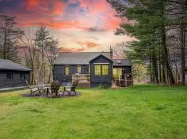 Charcoal Chalet by AvantStay A Design w Firepit