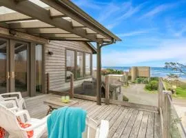 The Castle Rock Estate by AvantStay Steps From Arch Cape beach w Hot Tub Sauna