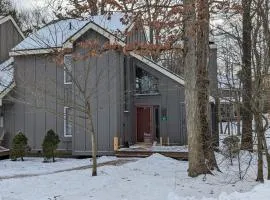 Frost Hollow by AvantStay Deck w Grill Game Room Loft