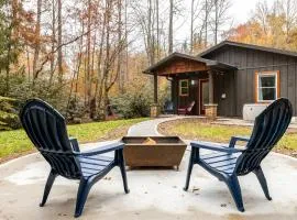 Bear’s Place by AvantStay Cozy Mountain Cabin in Brevard Firepit