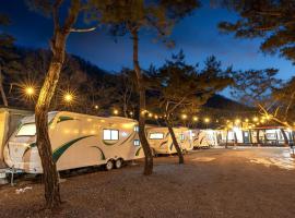 Yangpyeong Smile Caravan Pension, hotel v destinaci Jangpyeong