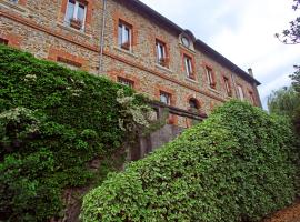 Château Lou Cante Perdrix, hotel con estacionamiento en La Vernarède