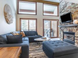 Cloud 9 by AvantStay Located at the Base of Vail Ski Resort w Community Pool Hot Tub, vila v destinaci Vail