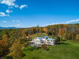 River House by AvantStay Historic Secluded Estate on the Hudson River w Pool Sleeps 24, hotel v destinaci Hudson