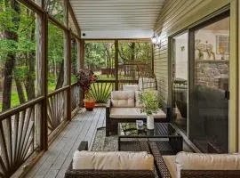 Frolic on Fern by AvantStay Enclosed Deck w Forest Views Bar