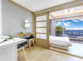 Yangyang Haettuneonchangmoon Pension, hotel in Yangyang