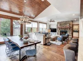Main Street Escape by AvantStay Stunning Home right off Main Street w Hot Tub Large Deck