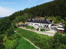 Die Triniushütte "Thüringens schönste Aussicht", מלון בRauenstein