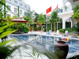 Cozy Embassy Garden