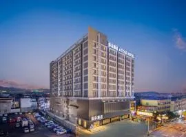 Atour Hotel Tengchong Wenxing Building