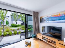 Relaxing retreat by the river, hotel en Albert Town