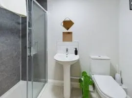 Contemporary 2-Bedroom Apartment
