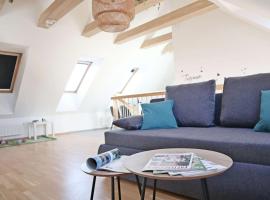 geräumige Dachgeschoßwohnung, hotel keluarga di Tattendorf