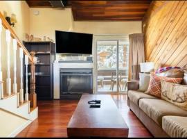 Cozy Condo in Mammoth with 2 parking spots and heated pool!, Hotel in Mammoth Lakes