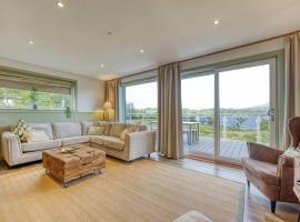 New Build Lodge With Stunning Views of Loch Awe, Hotel in Hayfield