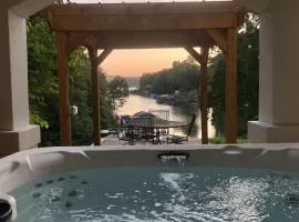Hummingbird Home by AvantStay Boat House Dock