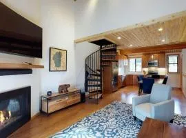 Sockeye by AvantStay Modern 2 BR Condo w Access to Northstar Resort Community