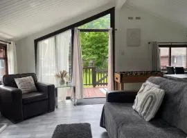 Cosy 3 Bedroom Wooden Lodge in South Cerney