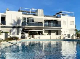 Modern flat with swimming pool terrace and equipped solarium