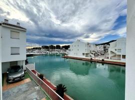 Luxury 2-Bed Marina Apartment, luxury hotel in Alcossebre